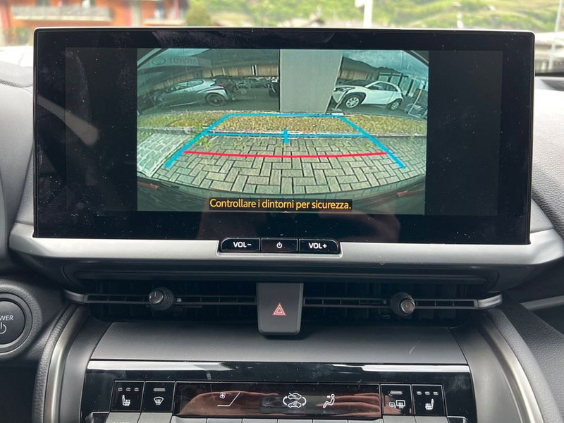 Toyota Toyota C-HR nuova a Lecco (16)