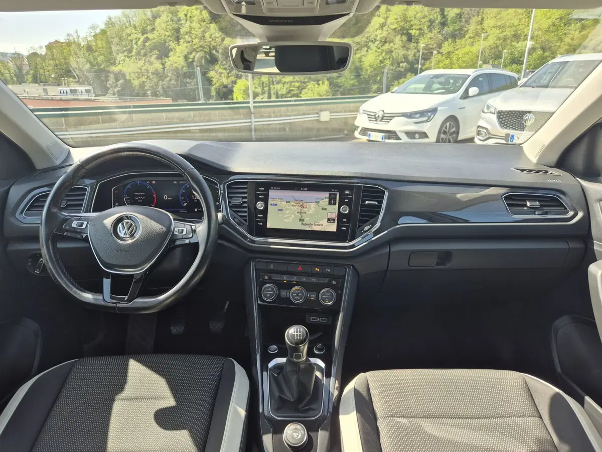 Volkswagen T-Roc usata  (8)