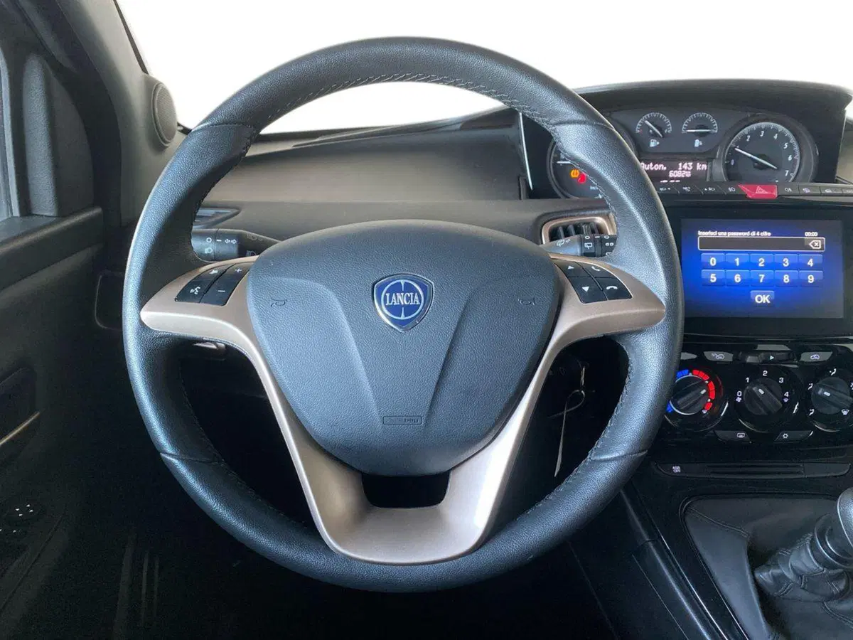 Lancia Ypsilon usata a Bergamo (11)