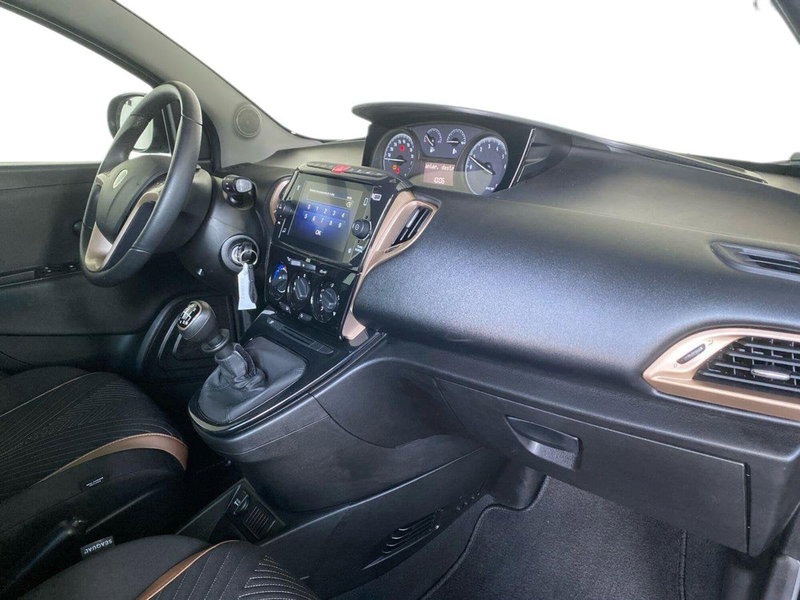 Lancia Ypsilon usata a Bergamo (15)