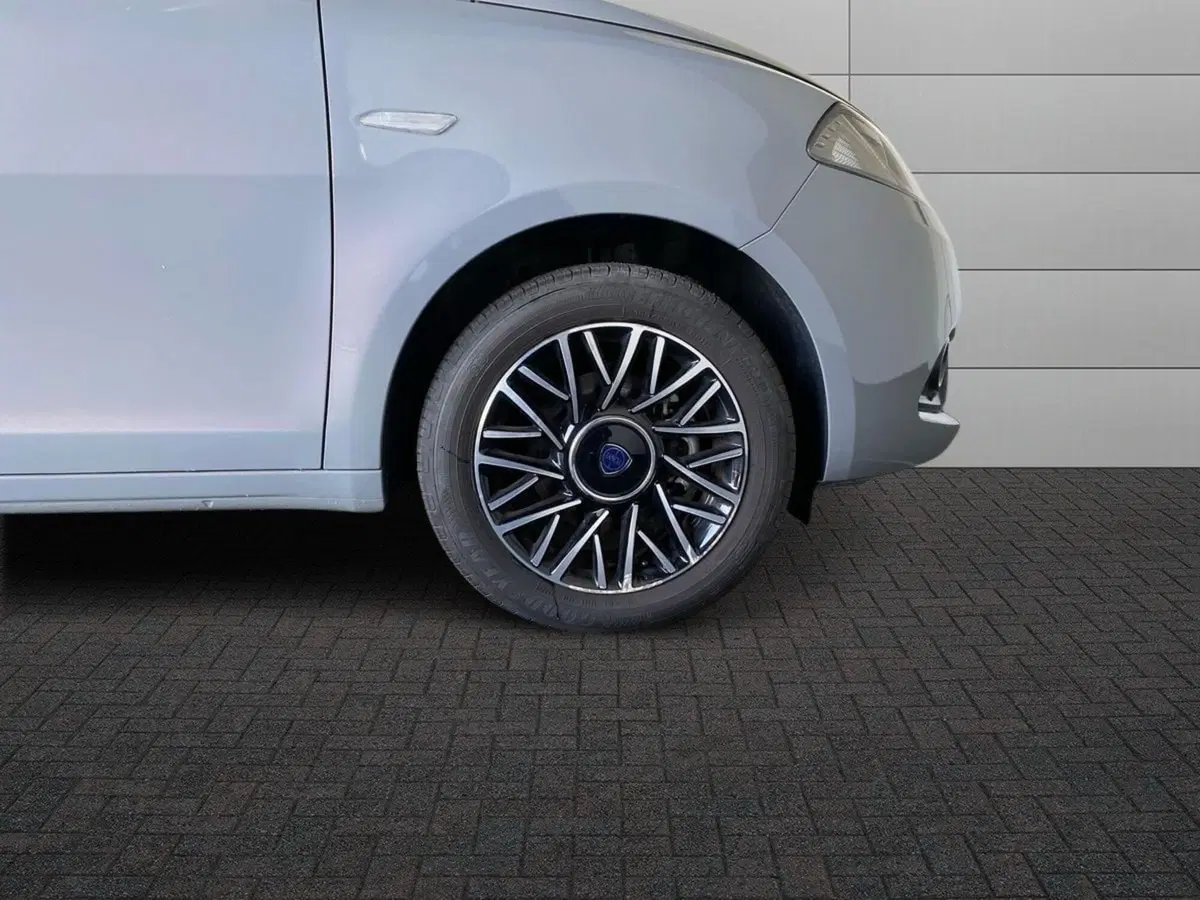 Lancia Ypsilon usata a Bergamo (17)