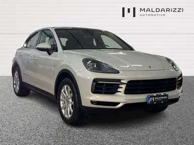 Porsche Cayenne 3.0 V6 E-Hybrid del 2022 usata a Bari