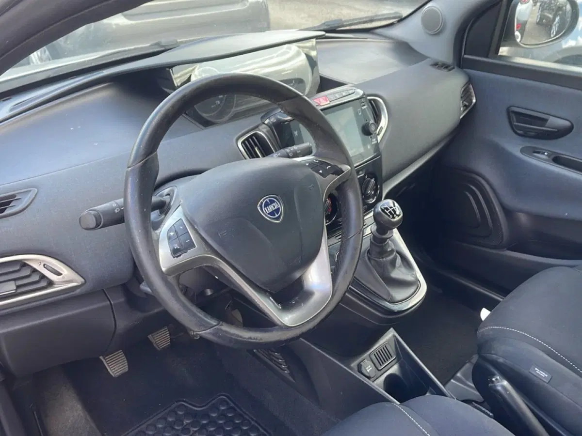 Lancia Ypsilon usata a Frosinone (7)