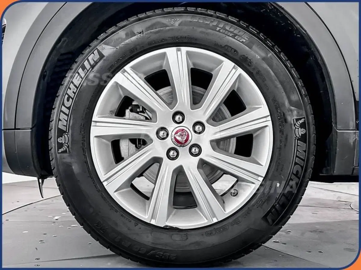 Jaguar E-Pace usata a Milano (7)