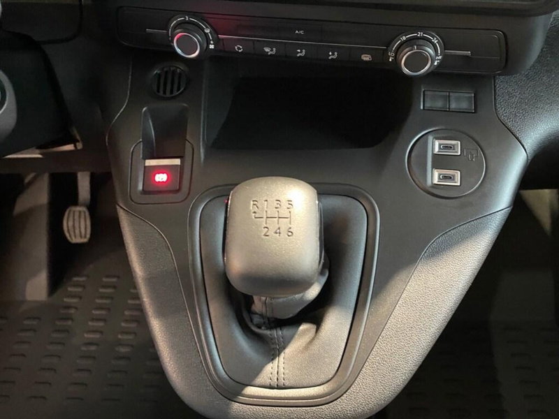 Peugeot Partner Furgone nuova a Torino (12)