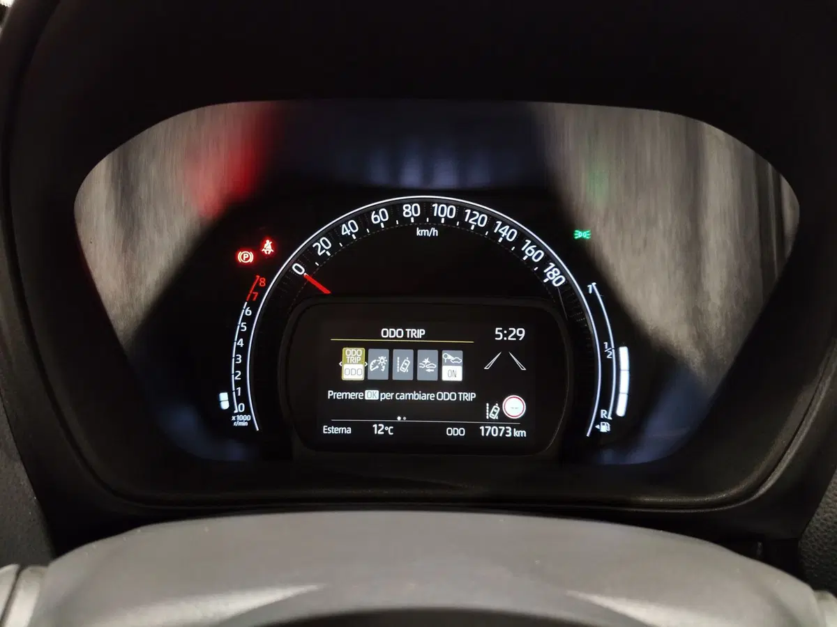Toyota Aygo X usata a Frosinone (16)