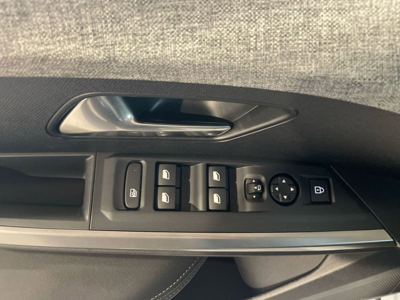 Peugeot 5008 nuova a Salerno (13)