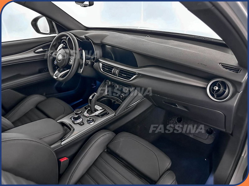 Alfa Romeo Stelvio nuova a Milano (11)