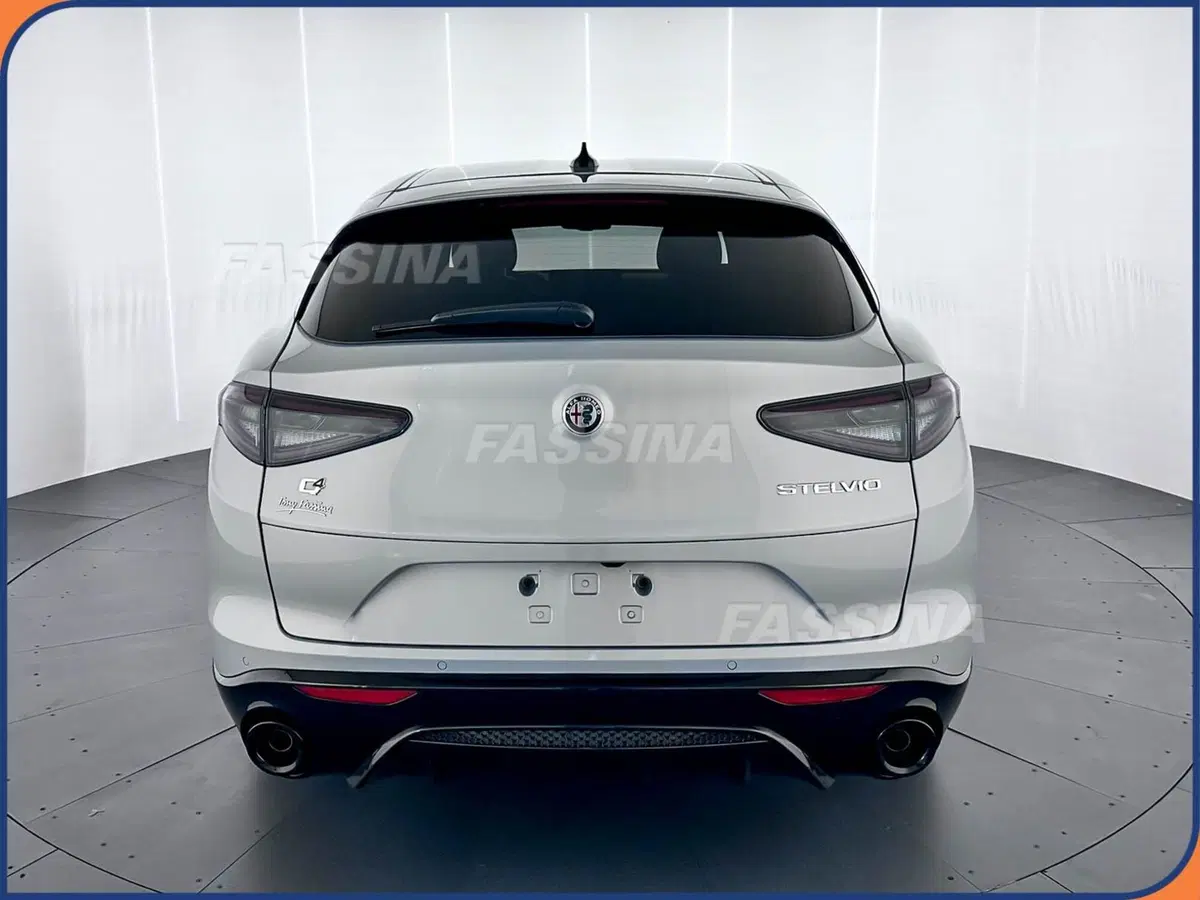 Alfa Romeo Stelvio nuova a Milano (5)