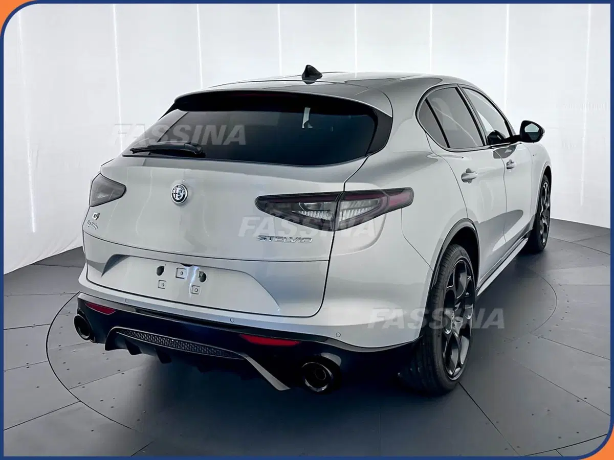 Alfa Romeo Stelvio nuova a Milano (6)