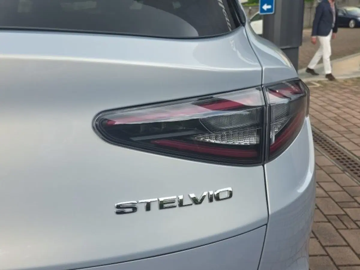 Alfa Romeo Stelvio nuova a Monza e Brianza (15)