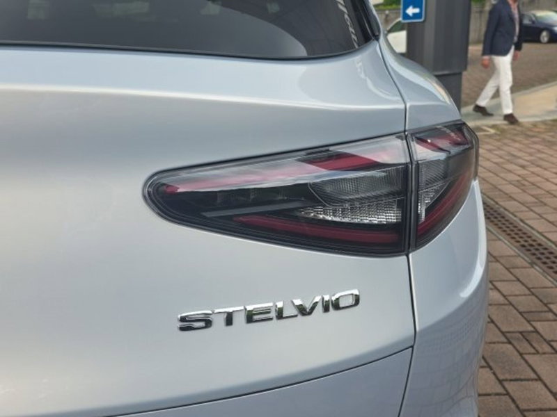 Alfa Romeo Stelvio nuova a Monza e Brianza (15)