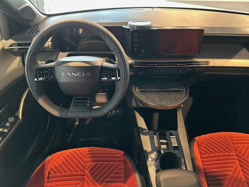 Lancia Ypsilon nuova a Sondrio (13)