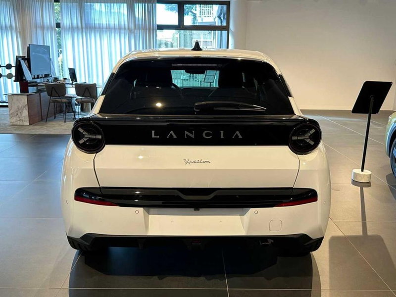 Lancia Ypsilon nuova a Sondrio (4)