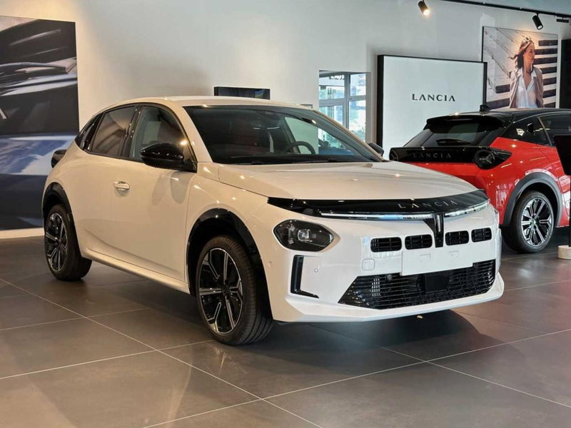 Lancia Ypsilon nuova a Sondrio (7)