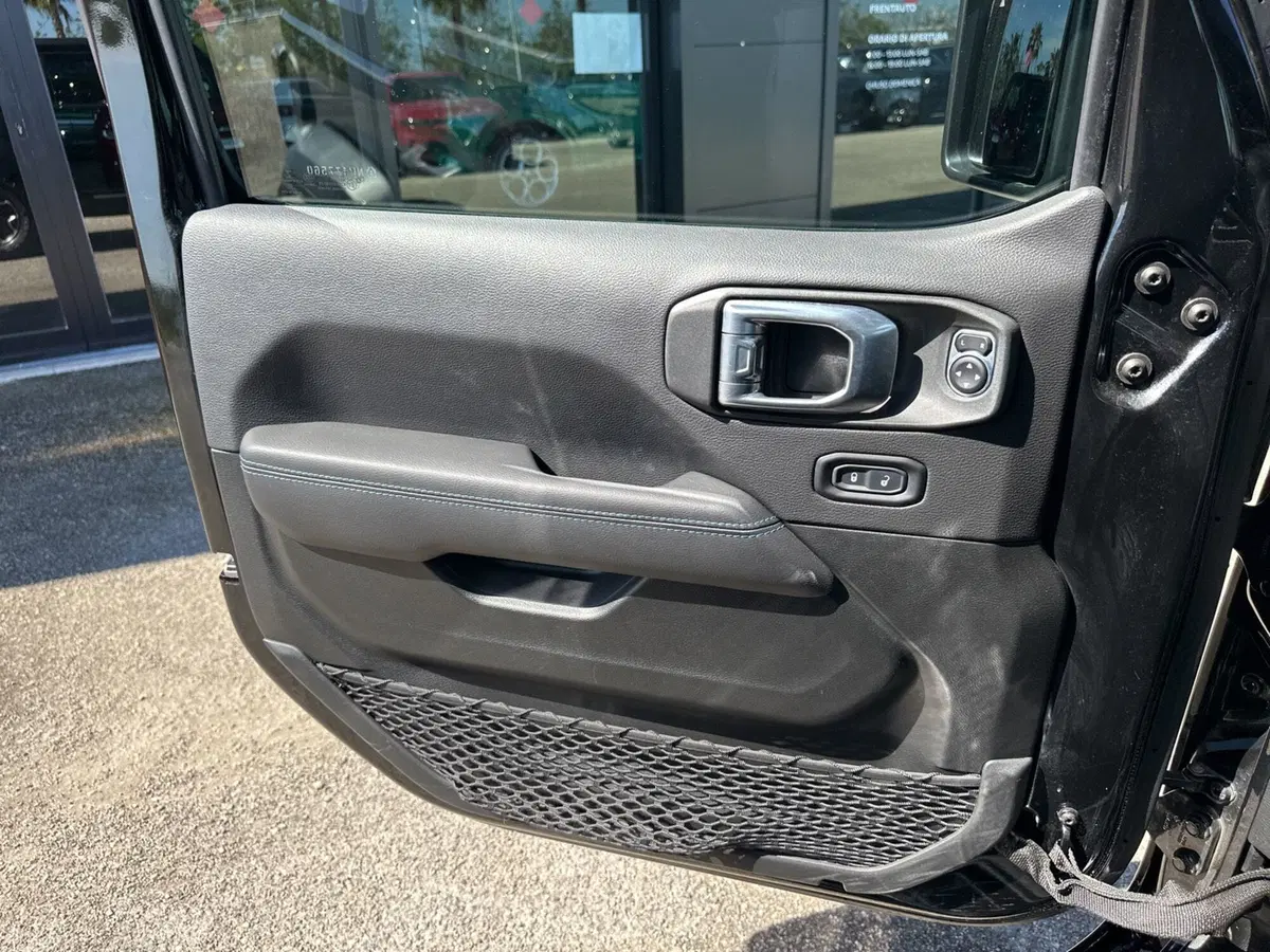 Jeep Wrangler Unlimited usata a Chieti (19)