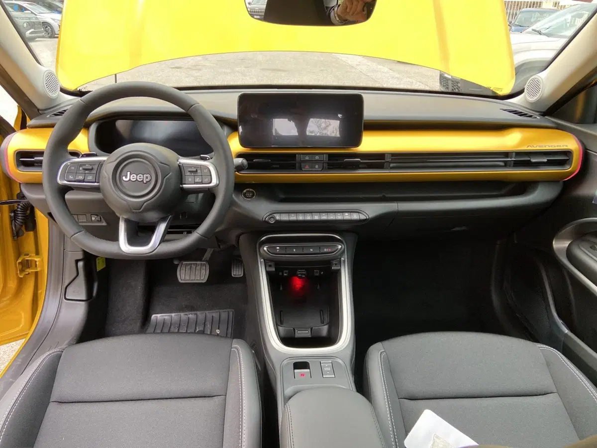 Jeep Avenger nuova a Chieti (18)