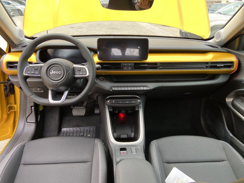 Jeep Avenger nuova a Chieti (18)