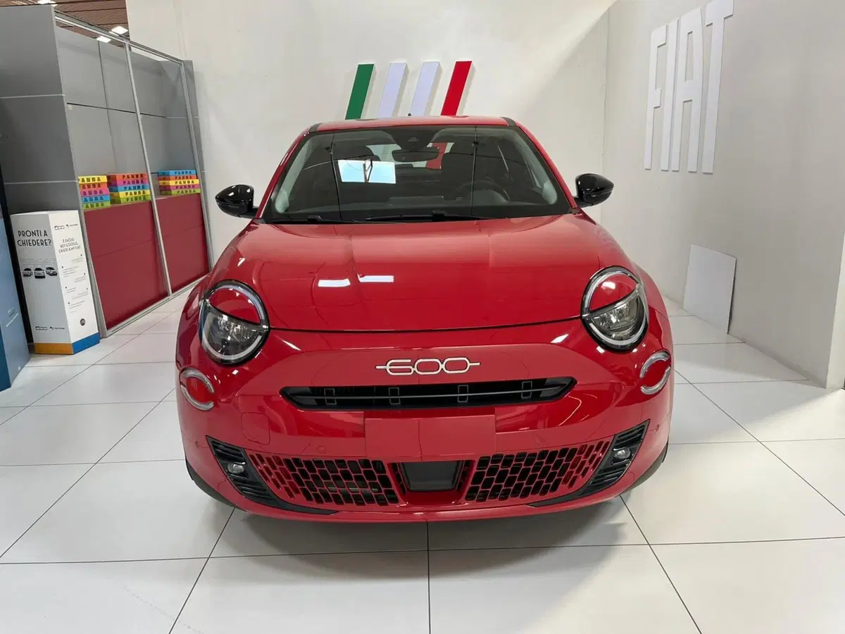 Fiat 600 nuova a Lucca (2)