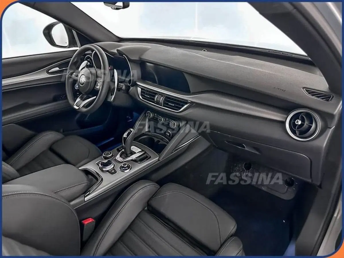 Alfa Romeo Stelvio nuova a Milano (11)
