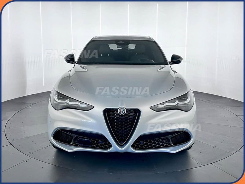 Alfa Romeo Stelvio nuova a Milano (2)