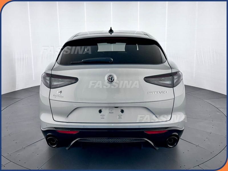 Alfa Romeo Stelvio nuova a Milano (5)