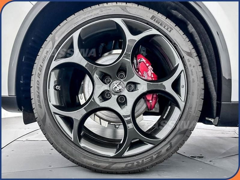 Alfa Romeo Stelvio nuova a Milano (7)