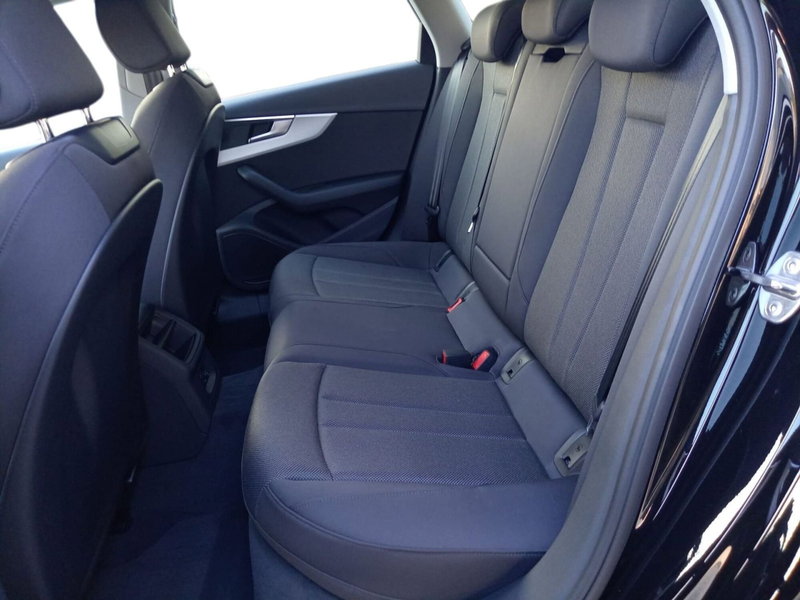 Audi A4 Avant nuova a Bari (16)