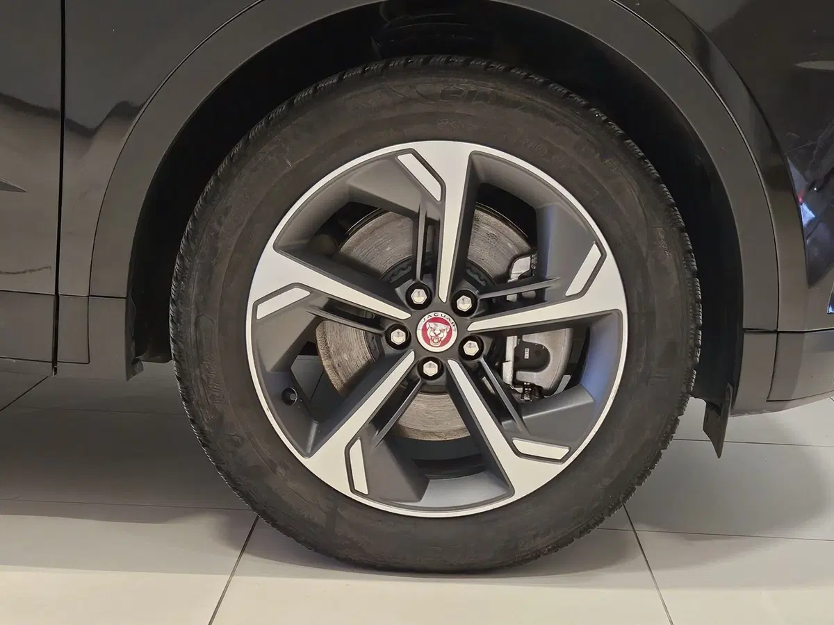 Jaguar E-Pace usata a Napoli (9)