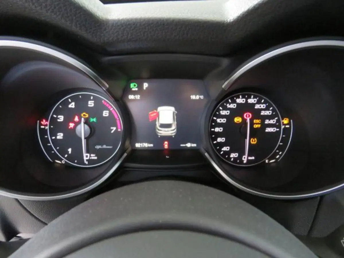 Alfa Romeo Stelvio usata a Lodi (12)