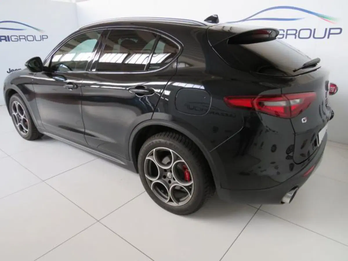 Alfa Romeo Stelvio usata a Lodi (4)
