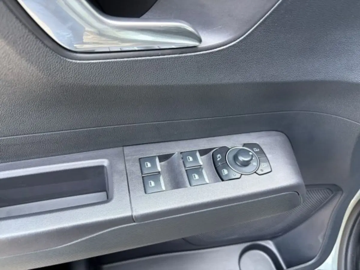 Ford Tourneo Courier nuova a Lodi (12)