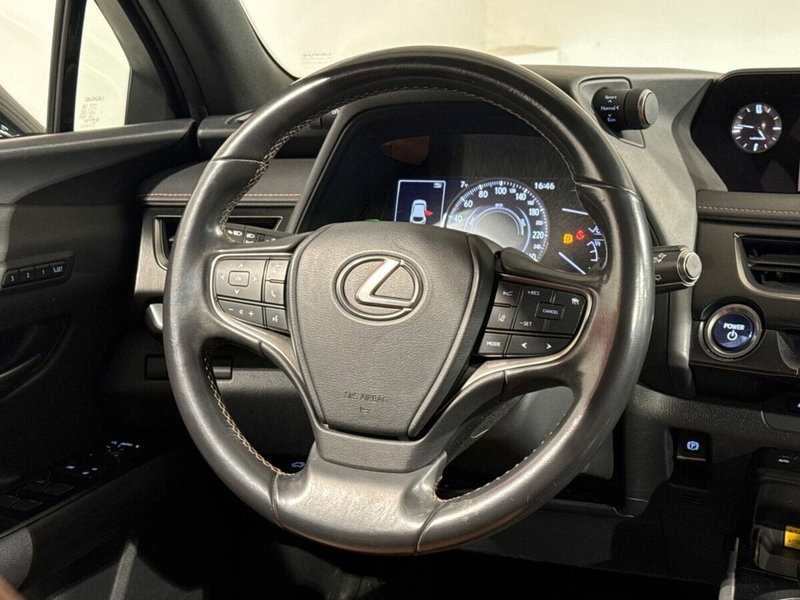 Lexus UX usata a Sondrio (10)