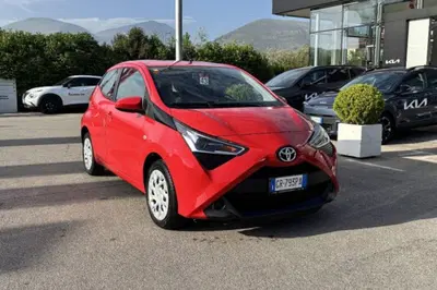 Toyota Aygo Connect 1.0 VVT-i 72 CV 5 porte x-play del 2021 usata a Fondi