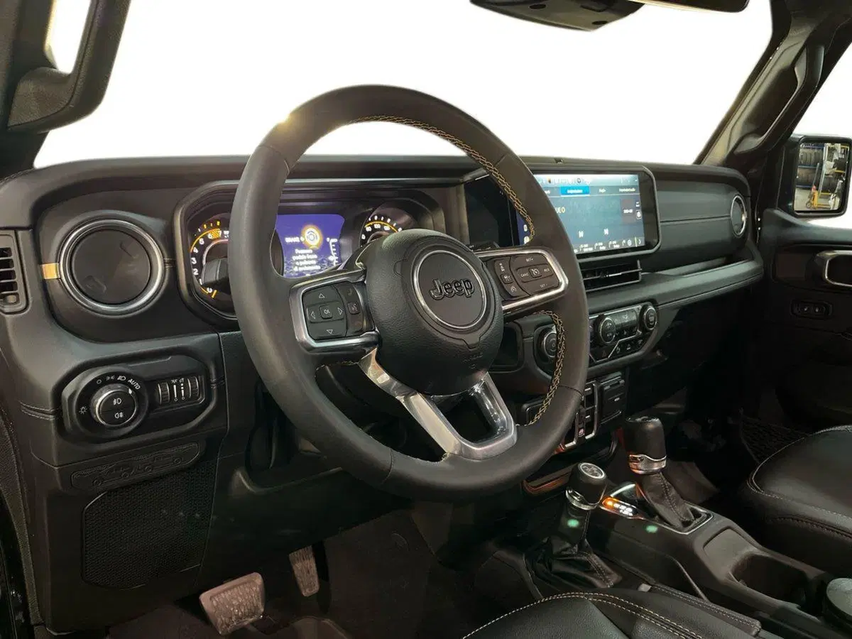 Jeep Wrangler Unlimited usata a Bari (8)