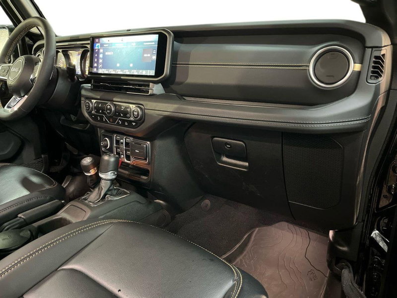 Jeep Wrangler Unlimited usata a Bari (9)