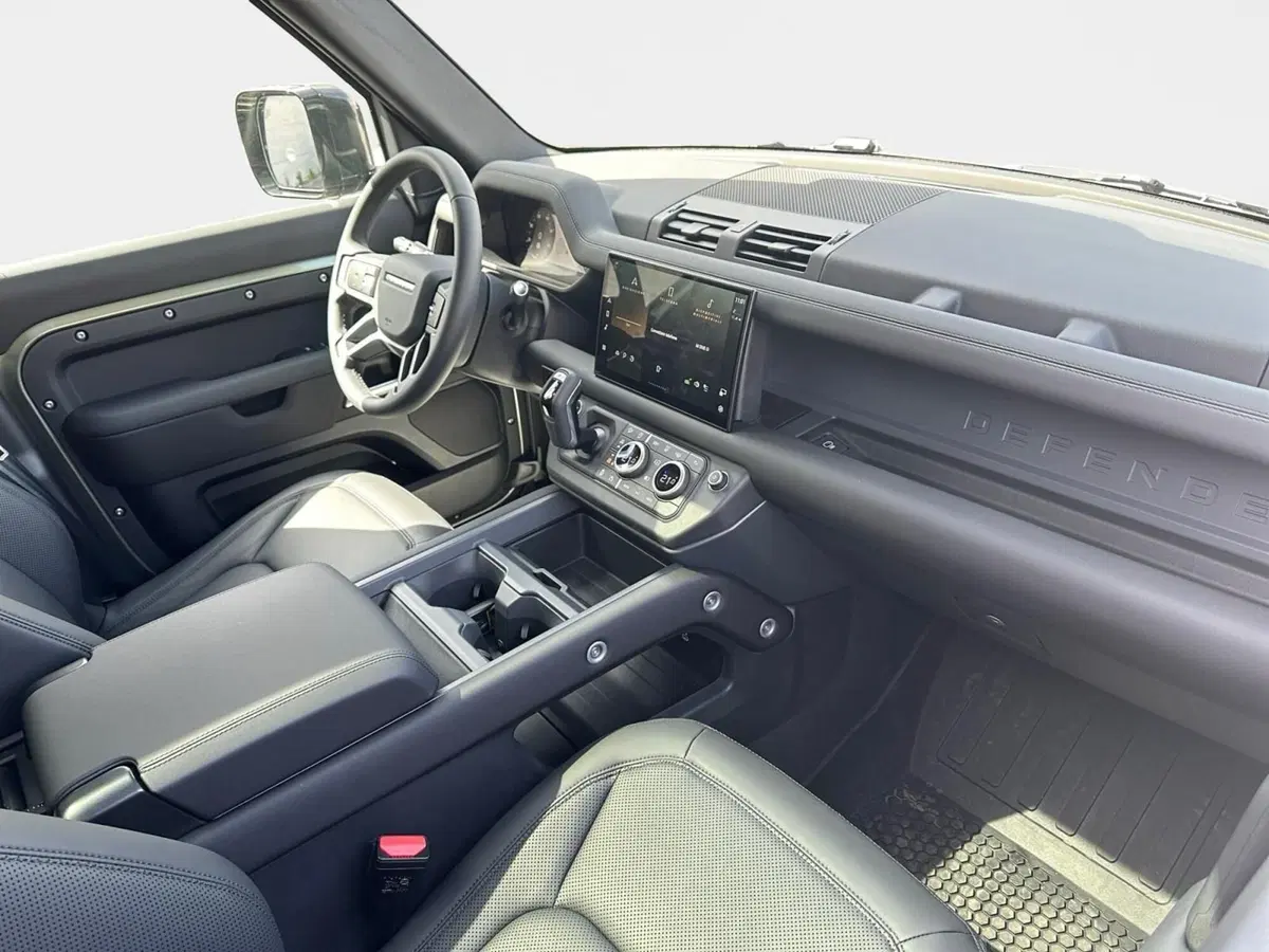 Land Rover Defender nuova a Bari (3)
