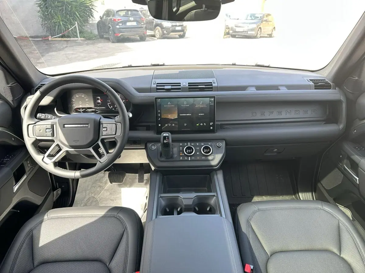 Land Rover Defender nuova a Bari (4)