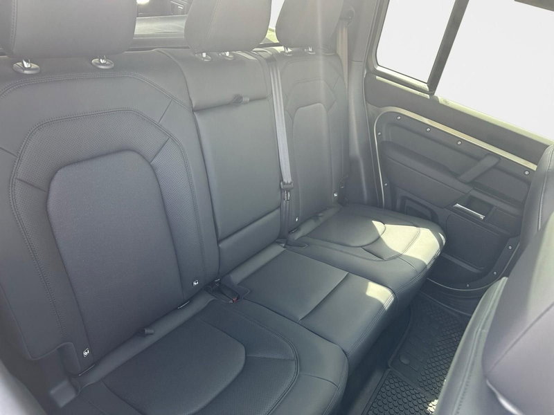 Land Rover Defender nuova a Bari (5)