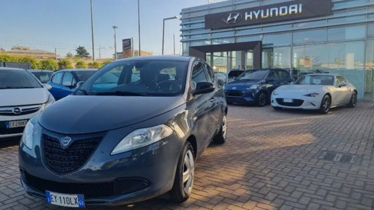 Lancia Ypsilon usata a Savona (2)