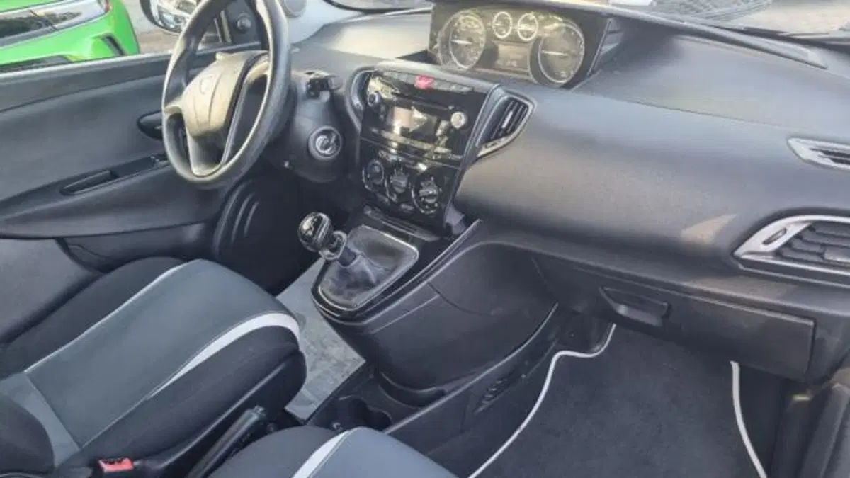 Lancia Ypsilon usata a Savona (20)