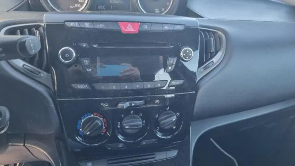 Lancia Ypsilon usata a Savona (7)