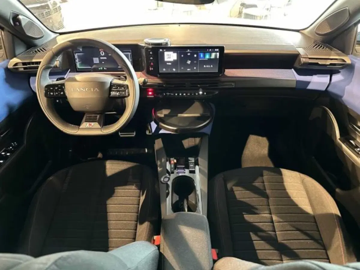 Lancia Ypsilon nuova a Sondrio (11)