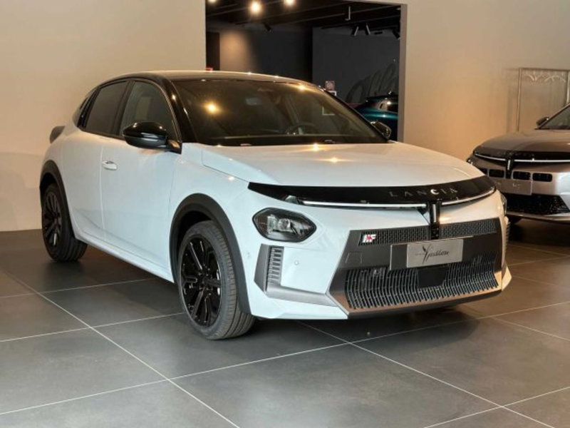 Lancia Ypsilon nuova a Sondrio (6)