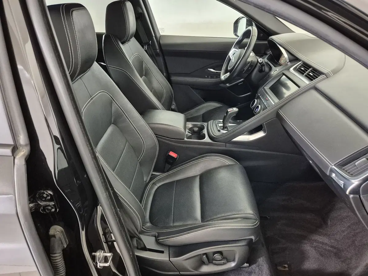 Jaguar E-Pace usata a Torino (5)