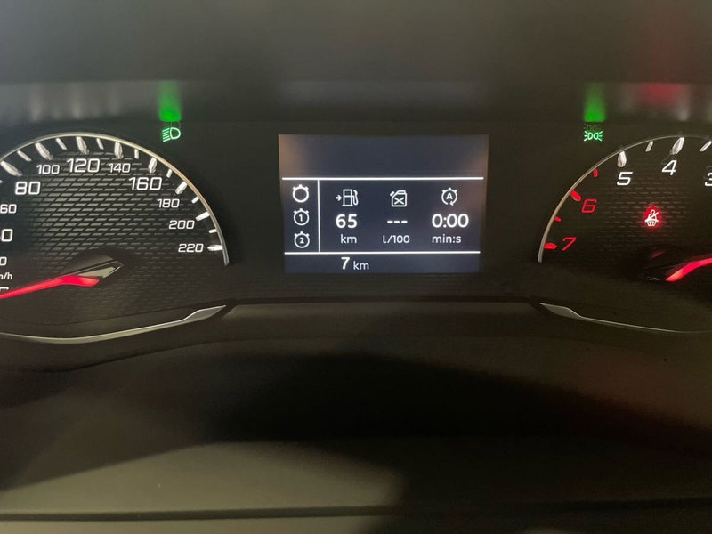 Peugeot 2008 nuova a Salerno (12)