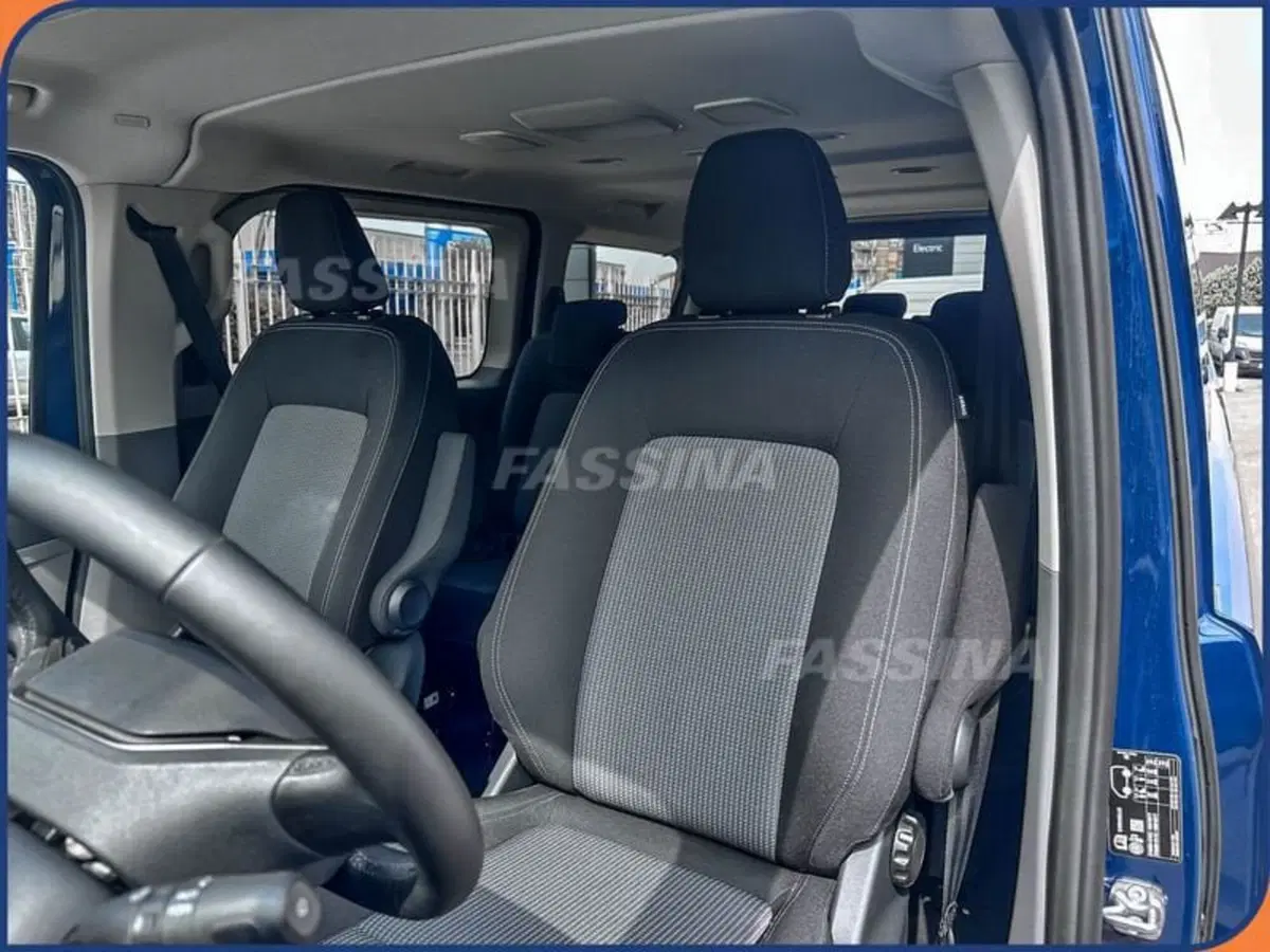Volkswagen Veicoli Commerciali Caravelle nuova a Milano (8)
