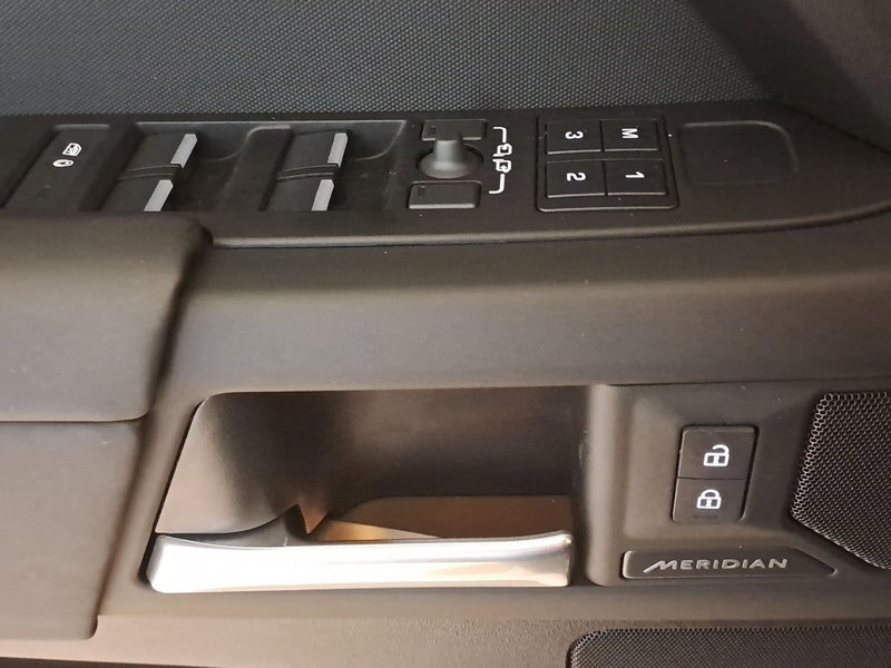 Land Rover Defender usata a Pavia (18)