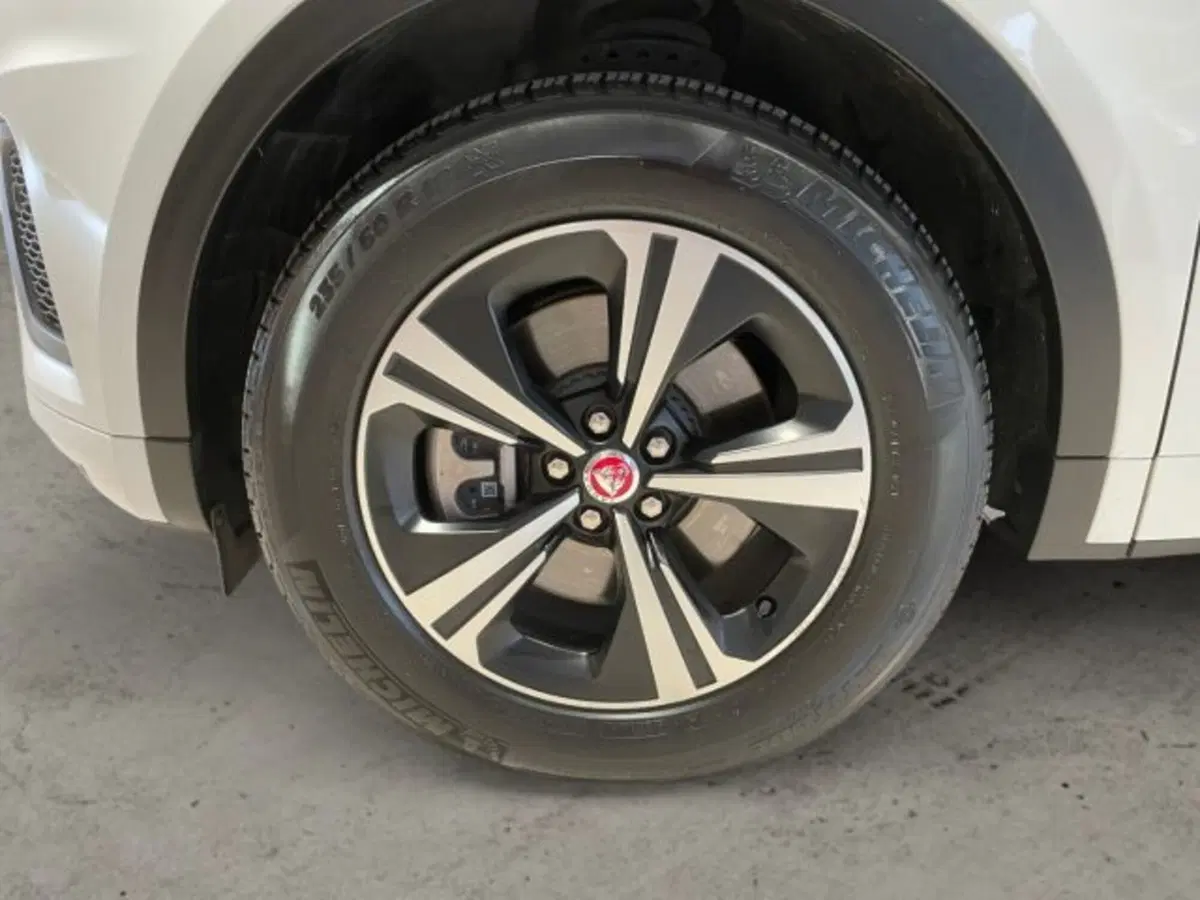 Jaguar E-Pace usata a Livorno (10)