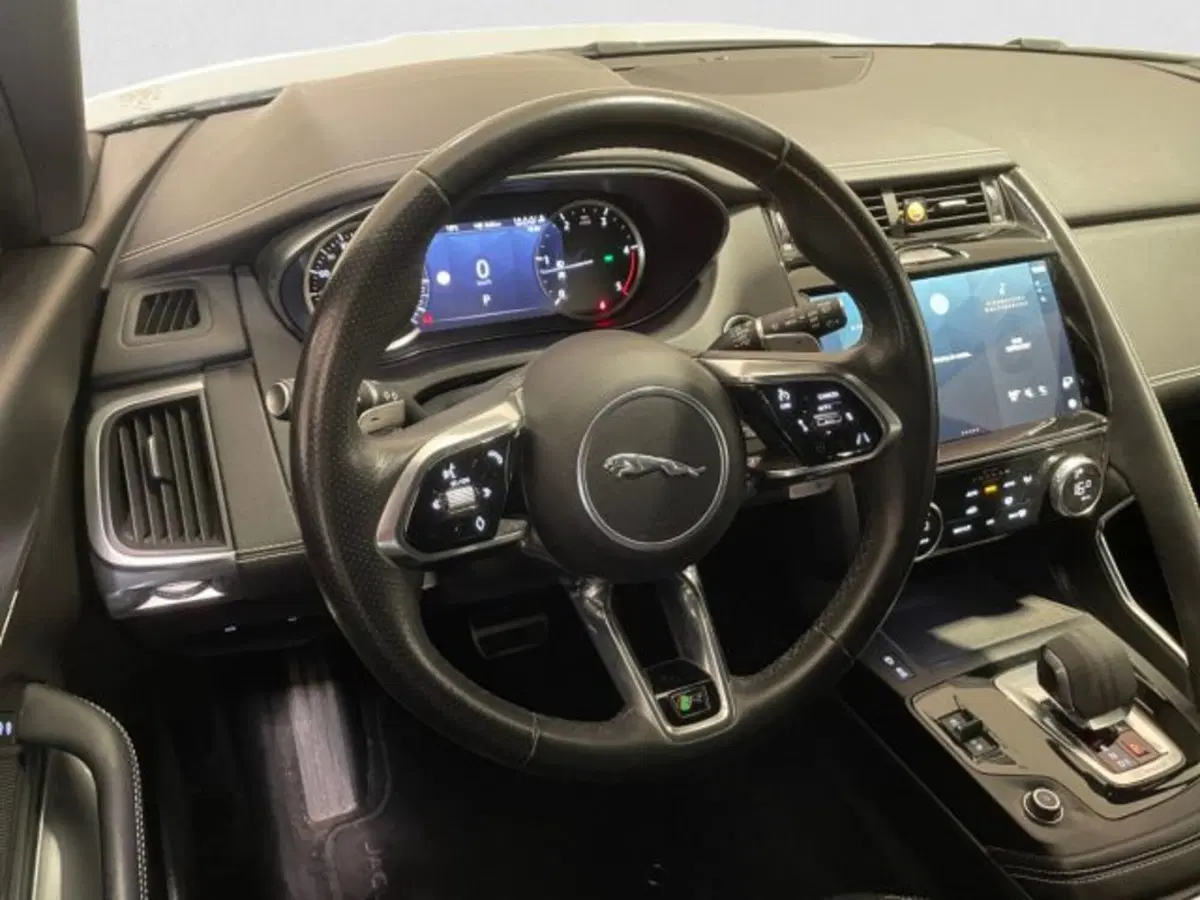 Jaguar E-Pace usata a Livorno (16)